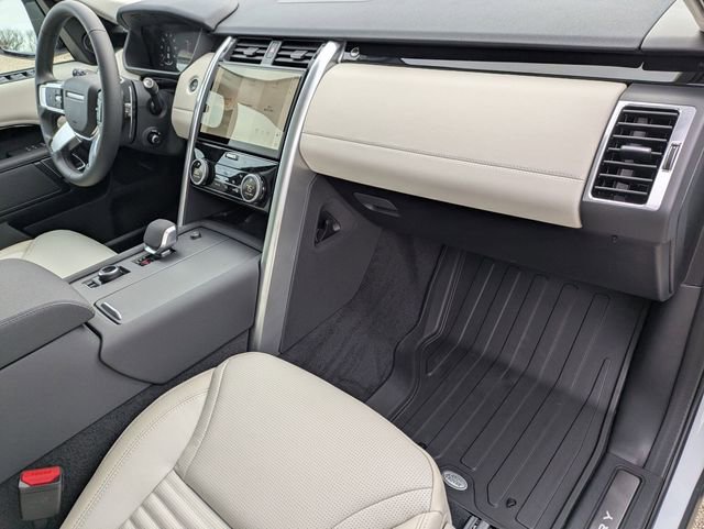 New 2026 Land Rover Discovery S image 19