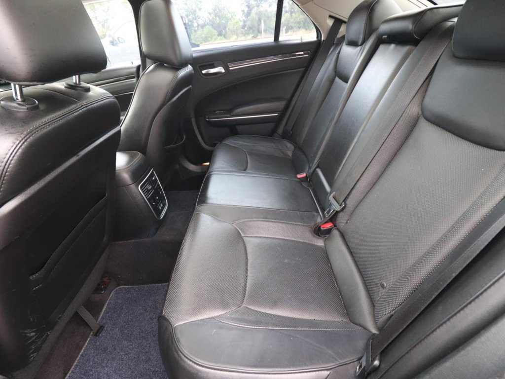 Used 2017 Chrysler 300 C RWD image 12