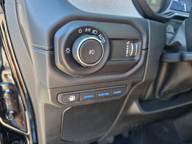 Used 2025 Jeep Wrangler Sahara AWD/4WD image 28