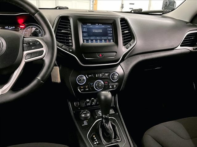 Used 2019 Jeep Cherokee Latitude AWD/4WD image 6