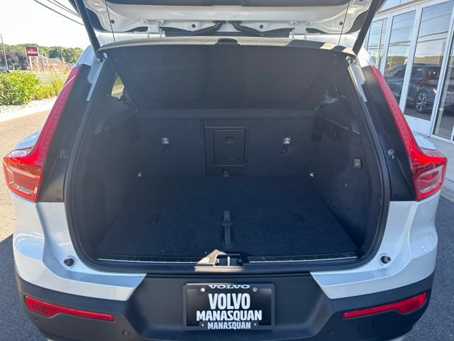 Certified 2025 Volvo XC40 B5 Plus AWD/4WD image 11