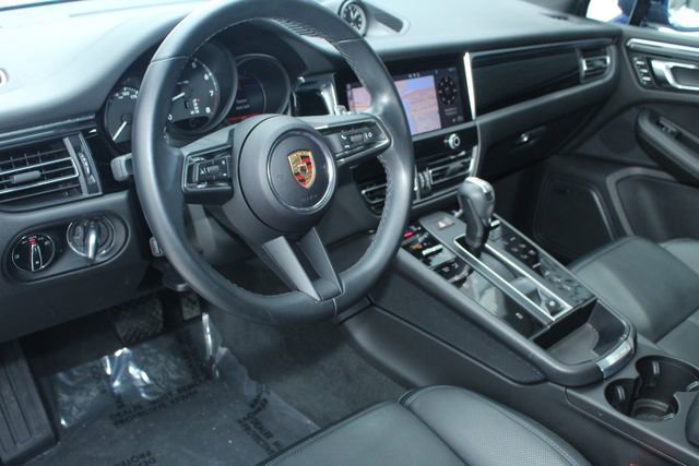 Certified 2024 Porsche Macan image 4