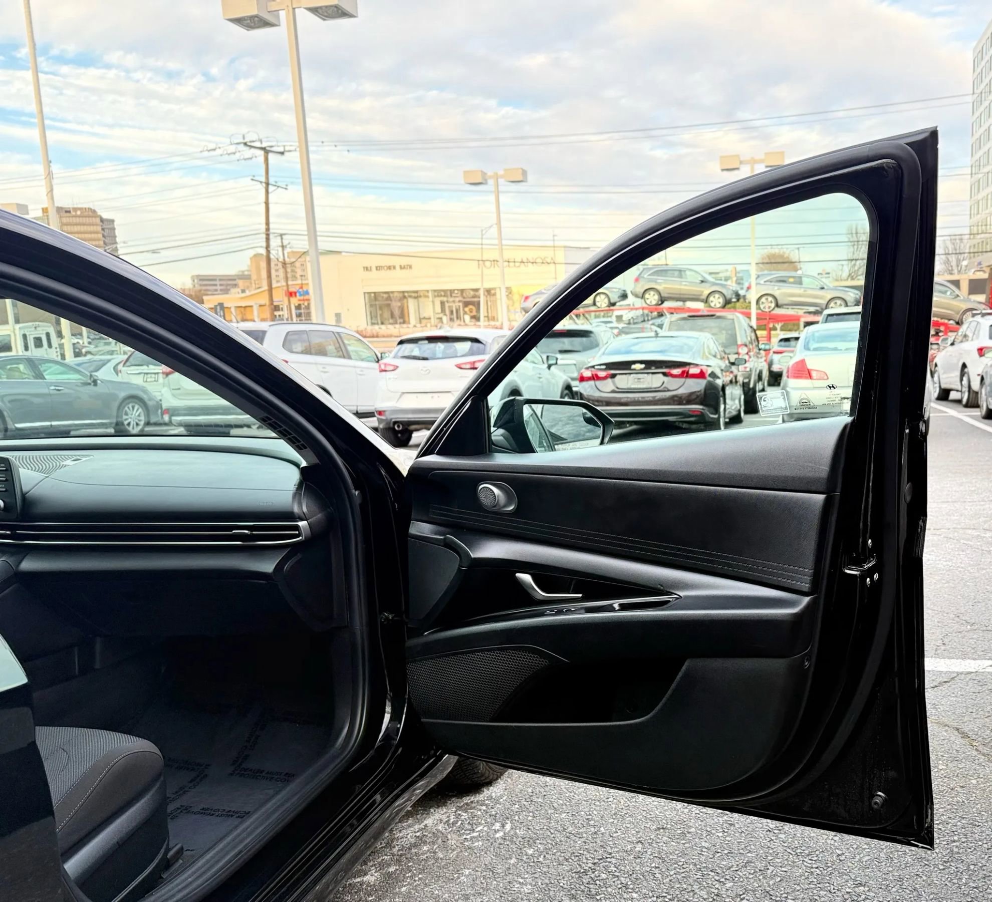 Used 2021 Hyundai Elantra SE w/ Cargo Package image 30