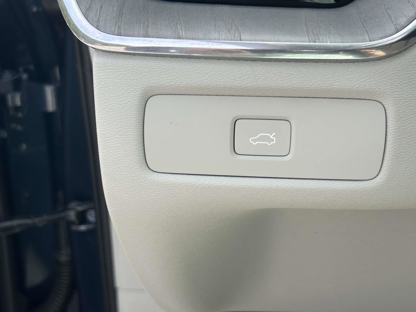 Certified 2023 Volvo XC60 B6 Ultimate w/ Protection Package Premier image 21