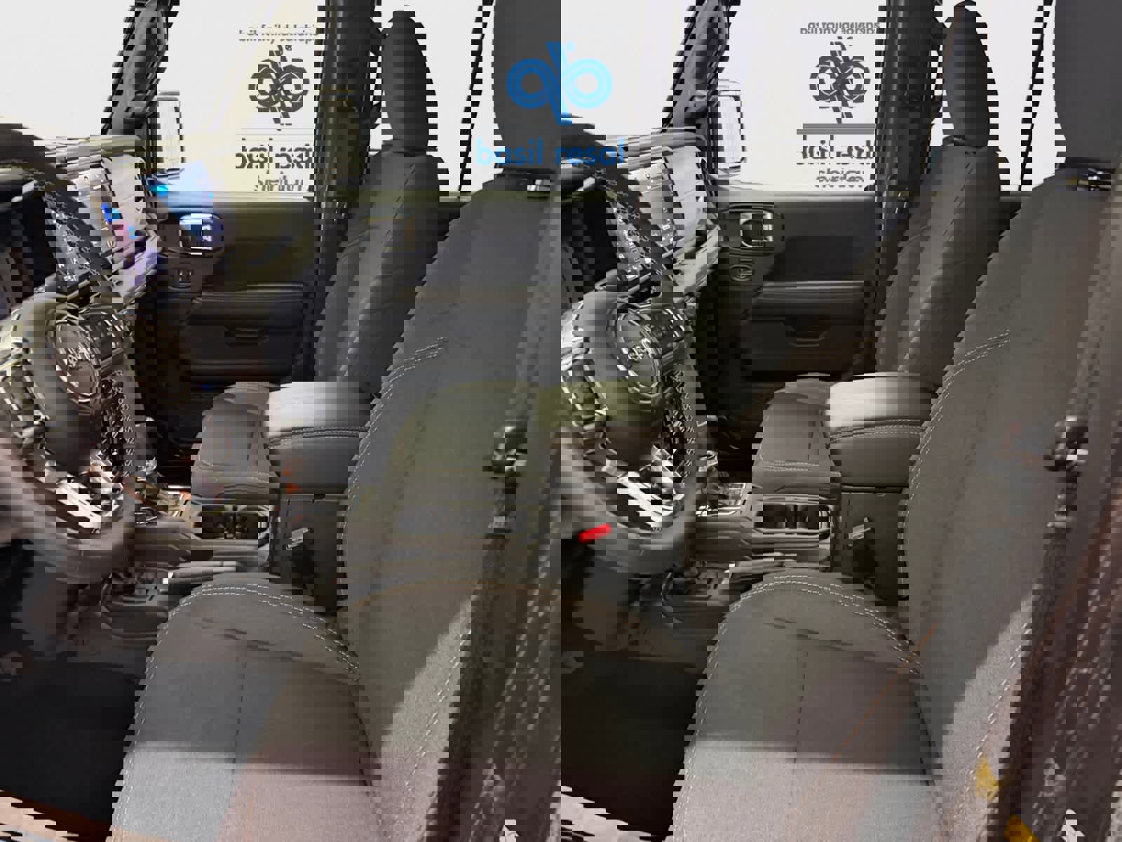 Used 2025 Jeep Wrangler Sahara image 7