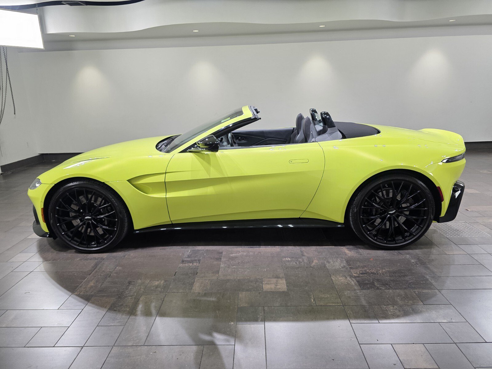 Used 2023 Aston Martin V8 Vantage Roadster RWD image 23