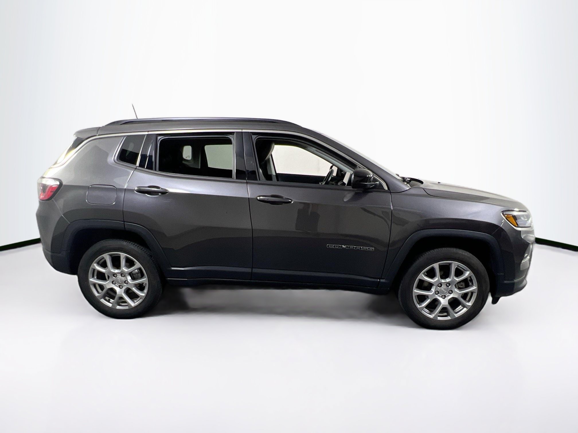 Used 2022 Jeep Compass Latitude AWD/4WD image 4