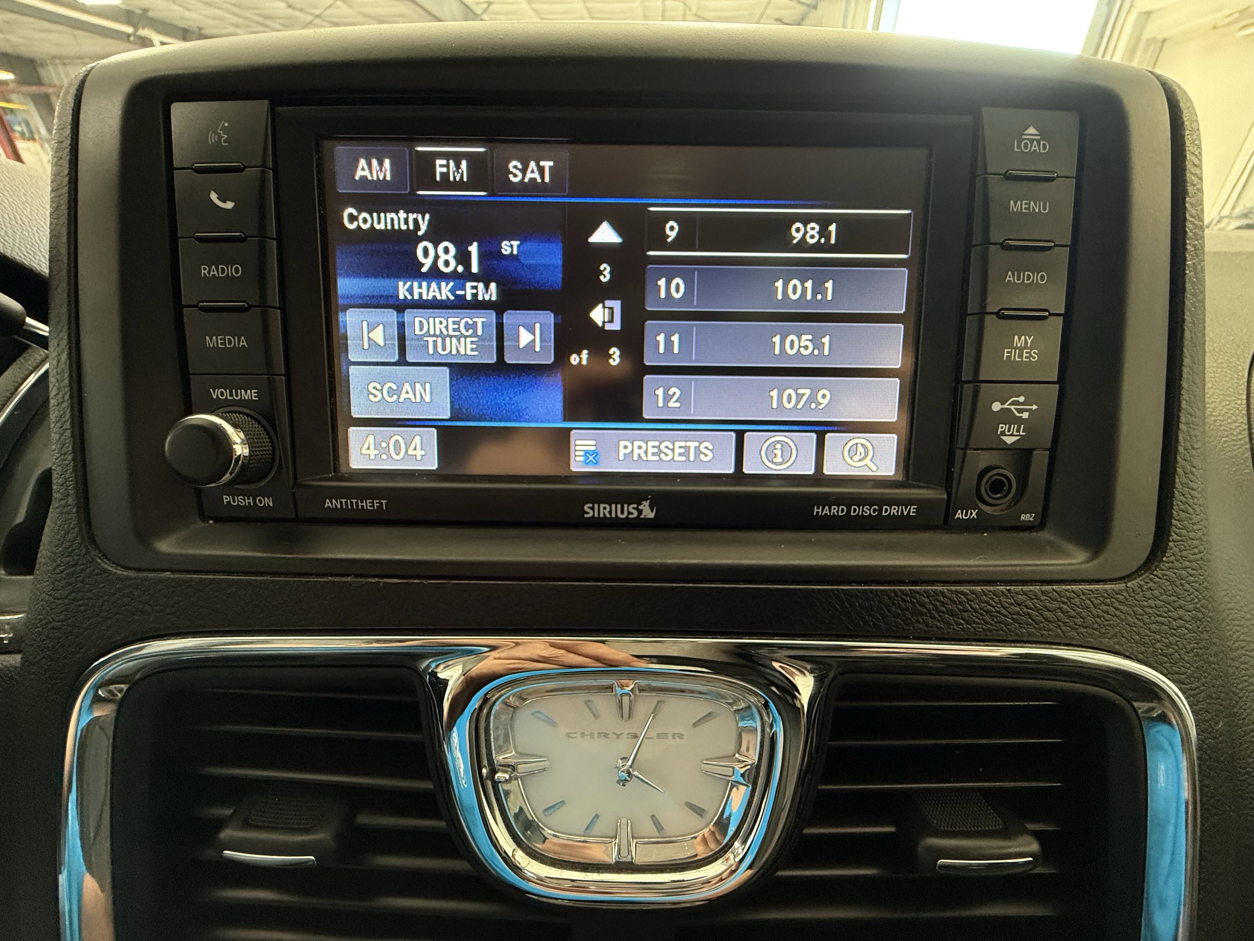 Used 2016 Chrysler Town & Country Touring FWD image 16