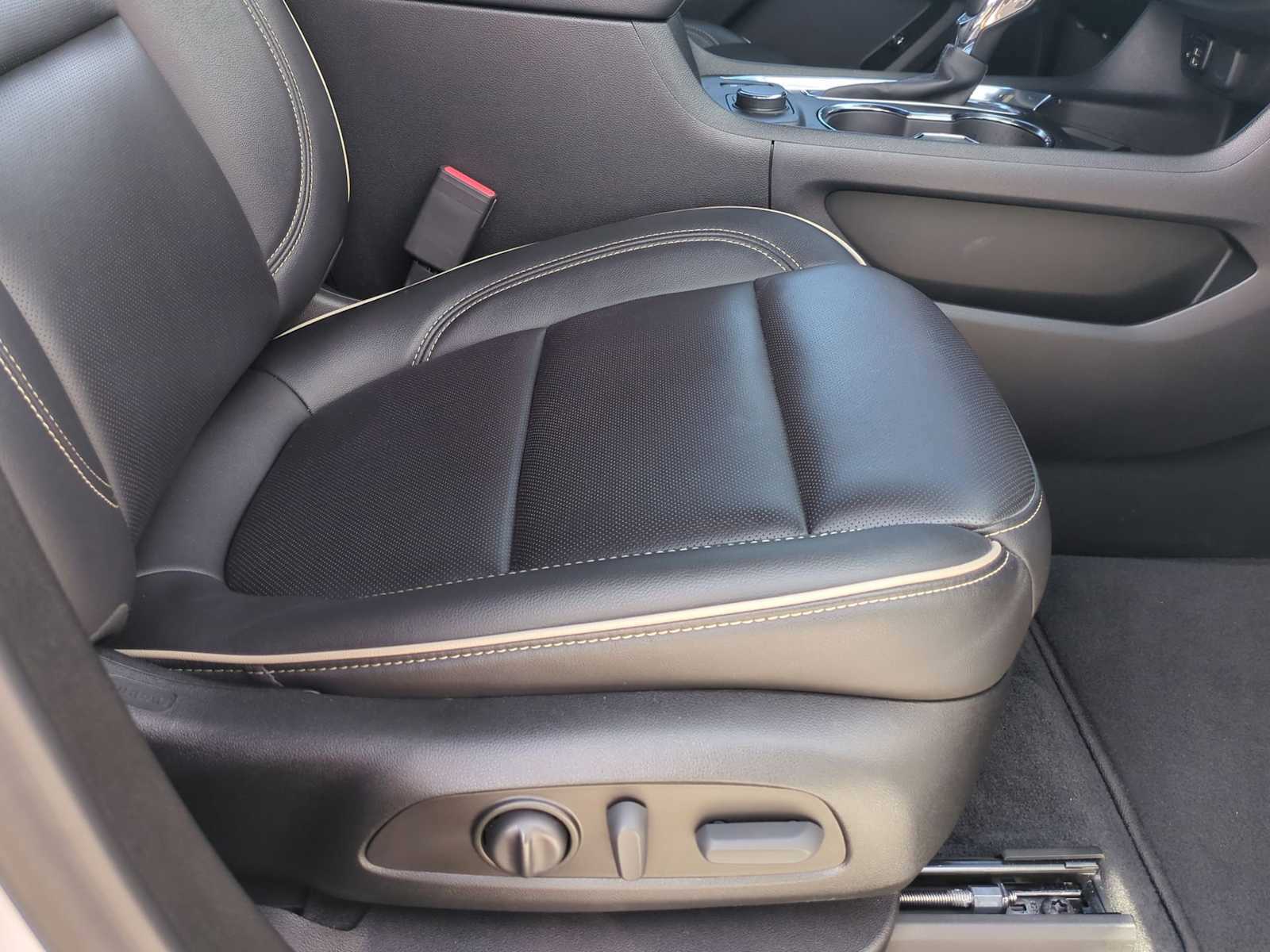 Used 2023 Chevrolet Traverse Premier image 28