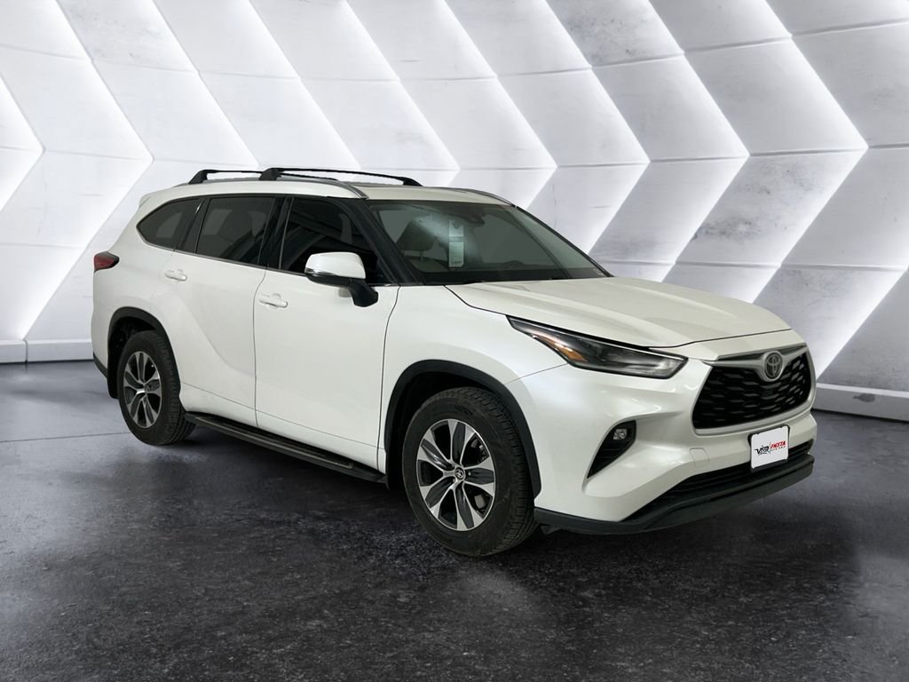 Used 2021 Toyota Highlander XLE FWD image 1