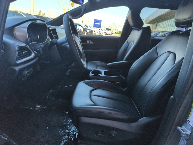 Used 2025 Chrysler Pacifica Select image 15