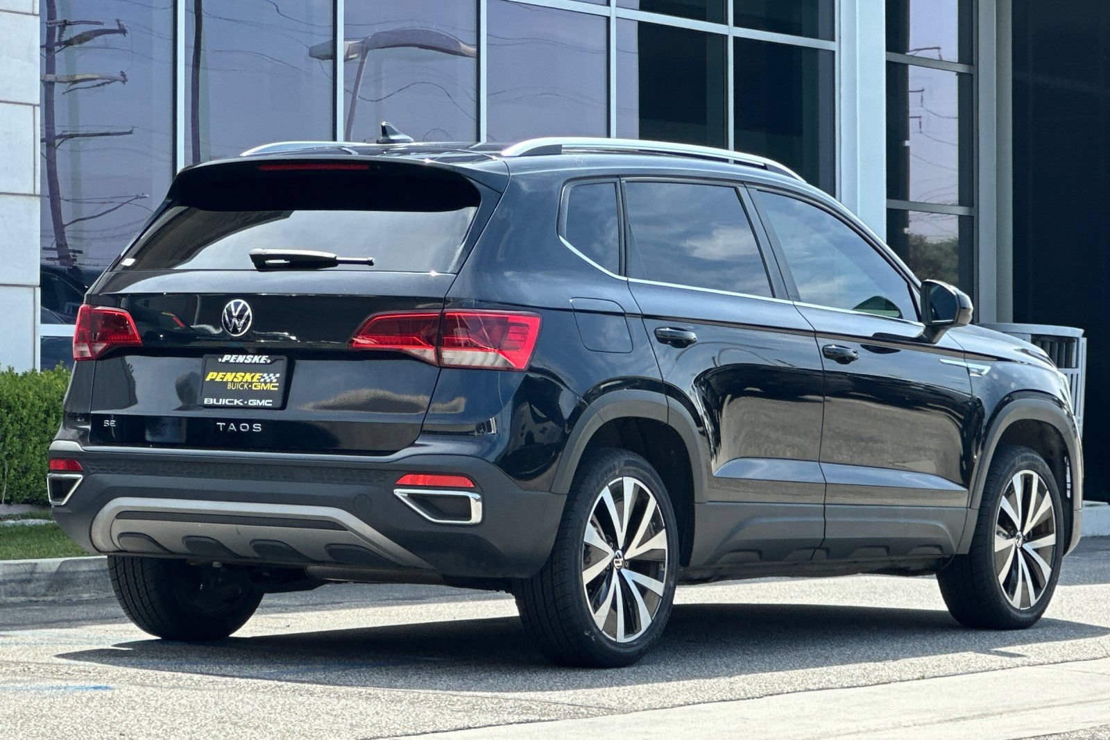 Used 2022 Volkswagen Taos SE FWD image 4