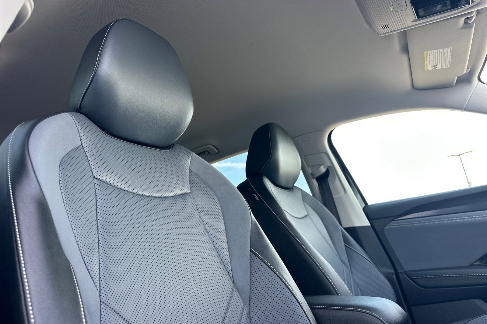 Used 2025 Volkswagen Tiguan SE FWD image 21