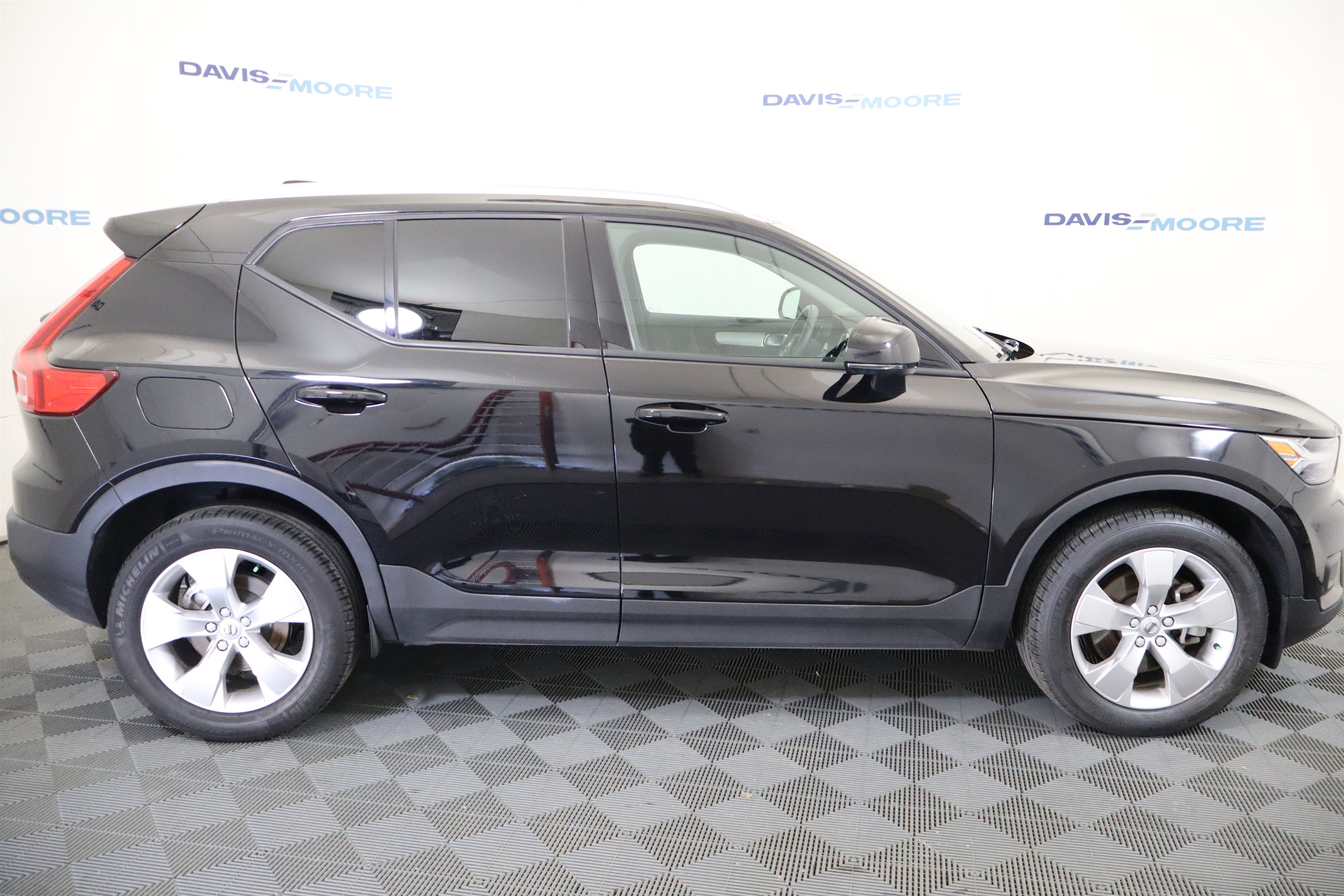 Used 2022 Volvo XC40 T4 Momentum image 5