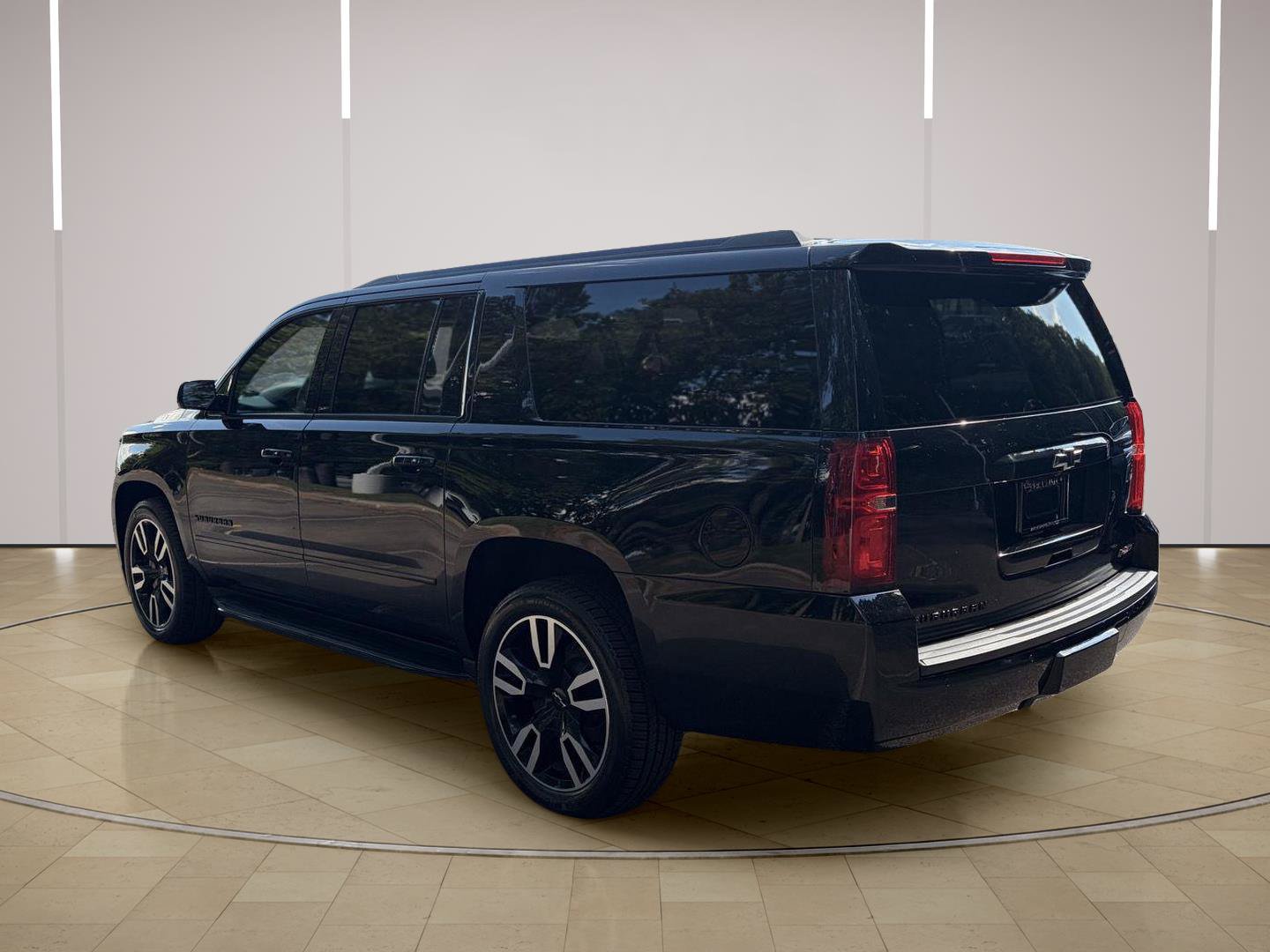 Used 2019 Chevrolet Suburban Premier AWD/4WD image 2