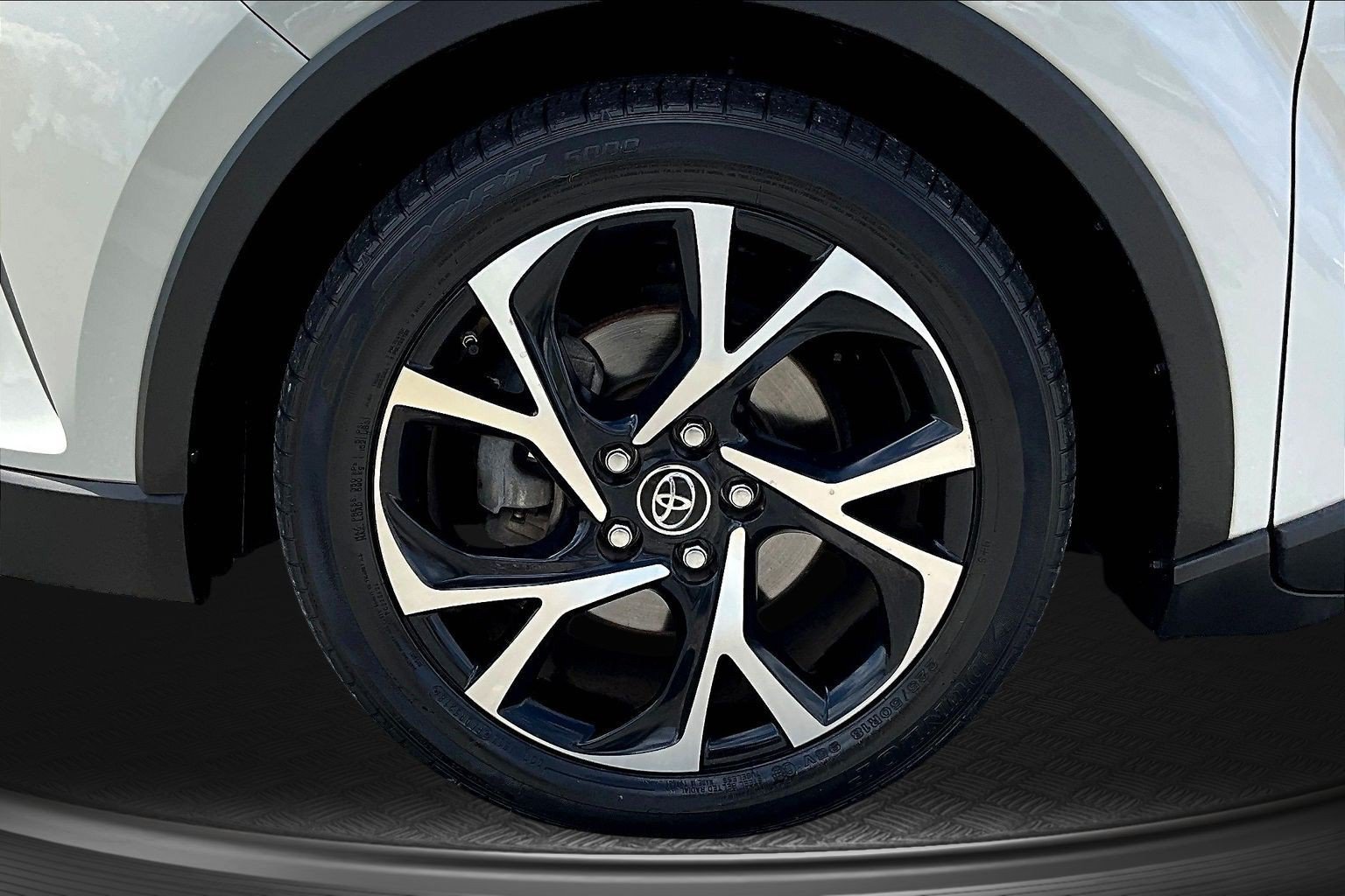 Used 2019 Toyota C-HR XLE FWD image 27