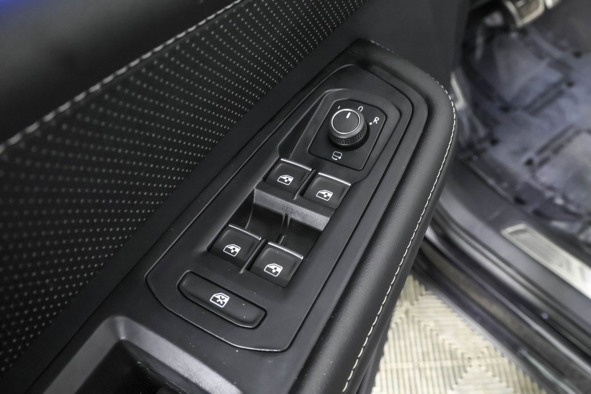 Used 2024 Volkswagen Atlas SEL Premium R-Line image 37