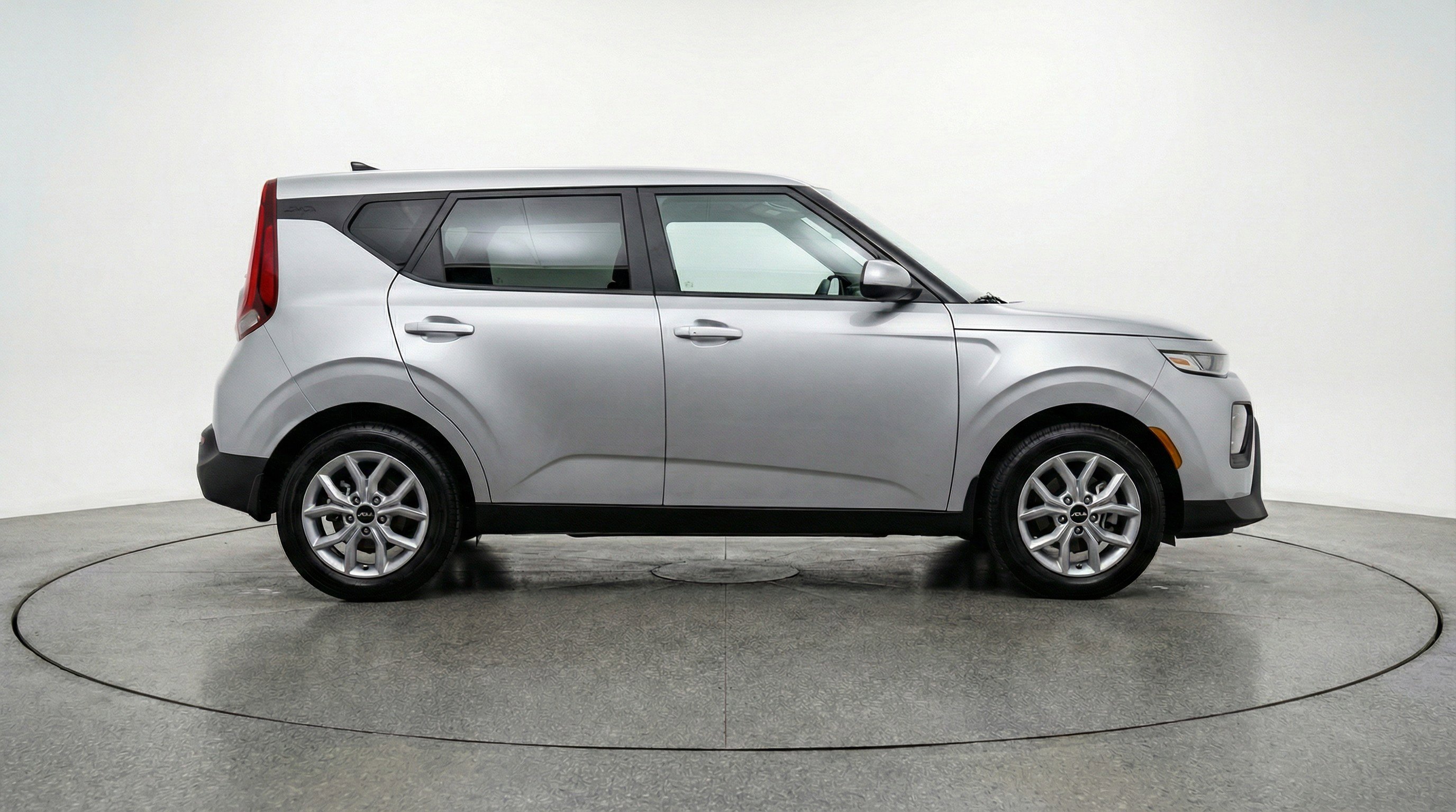 Used 2025 Kia Soul LX w/ LX Technology Package FWD image 11