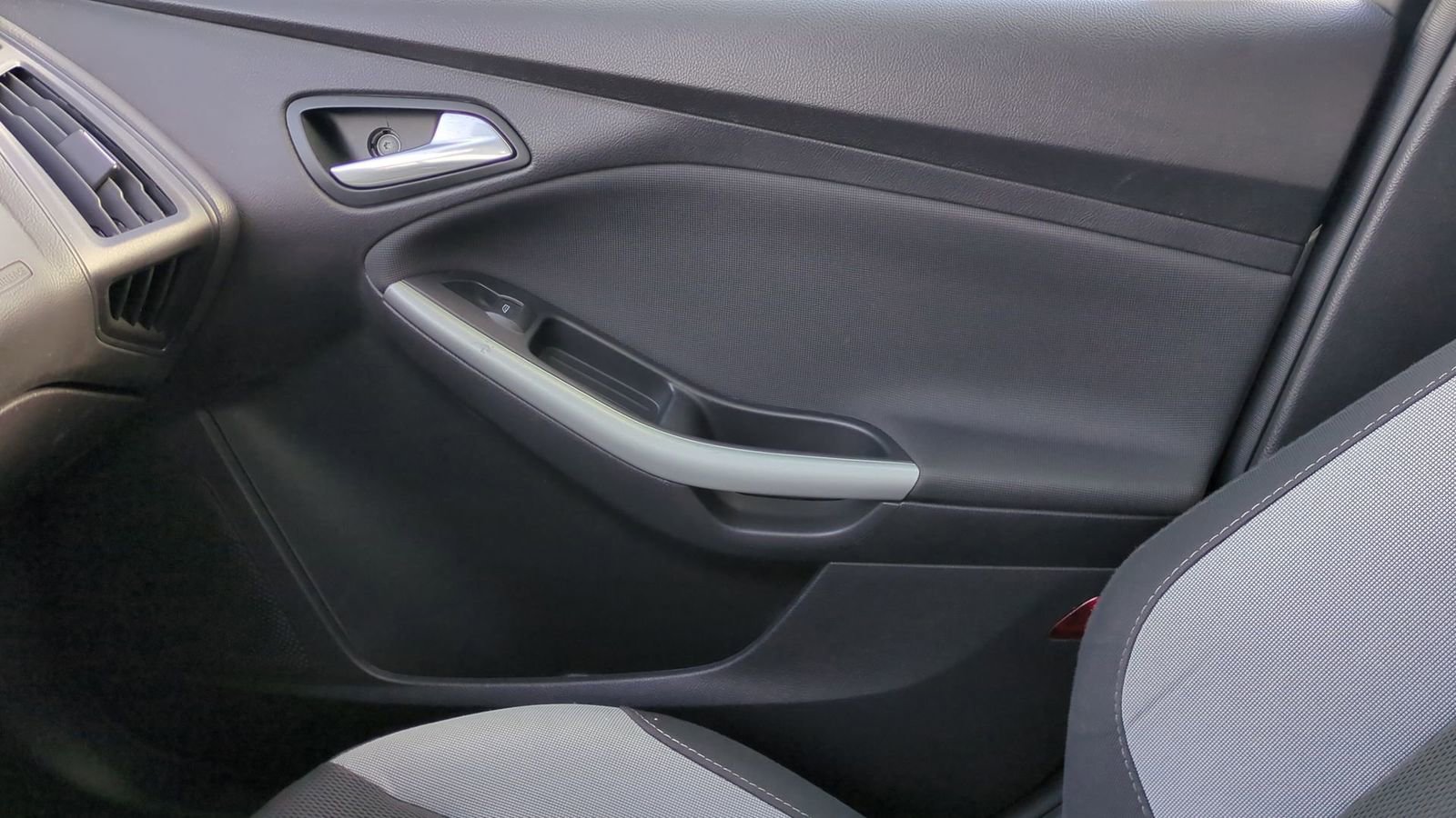 Used 2012 Ford Focus SE image 32