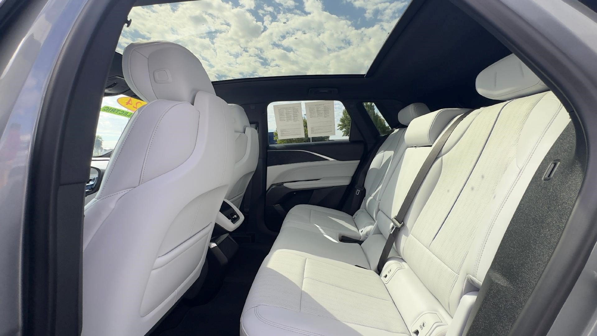 Certified 2024 Cadillac Lyriq Luxury AWD/4WD image 8