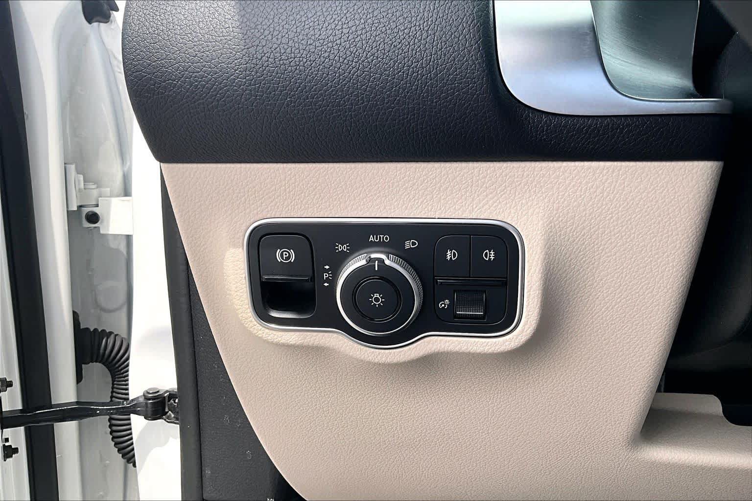 Used 2025 Mercedes-Benz GLB 250 image 34