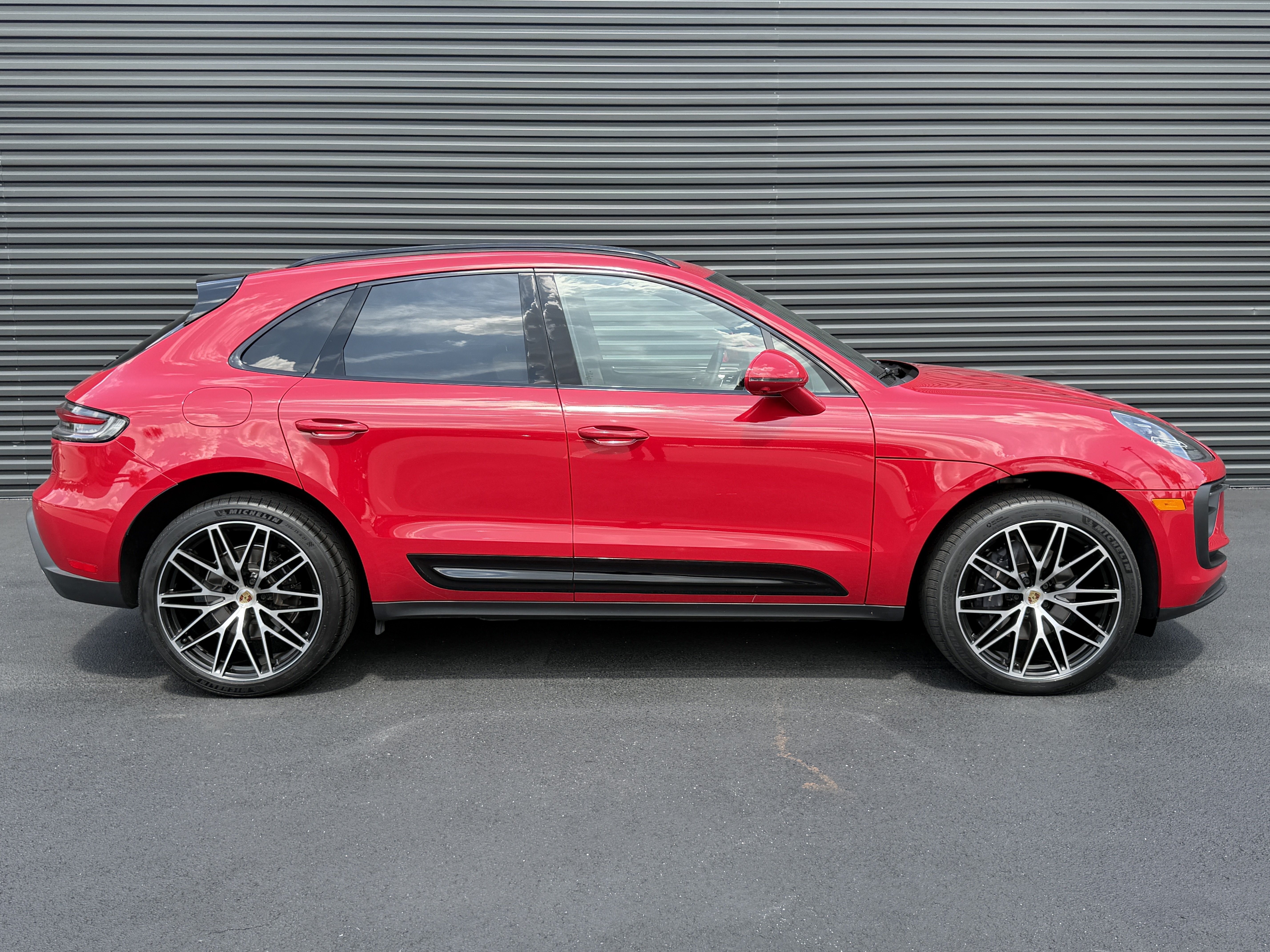 Certified 2024 Porsche Macan AWD/4WD image 8
