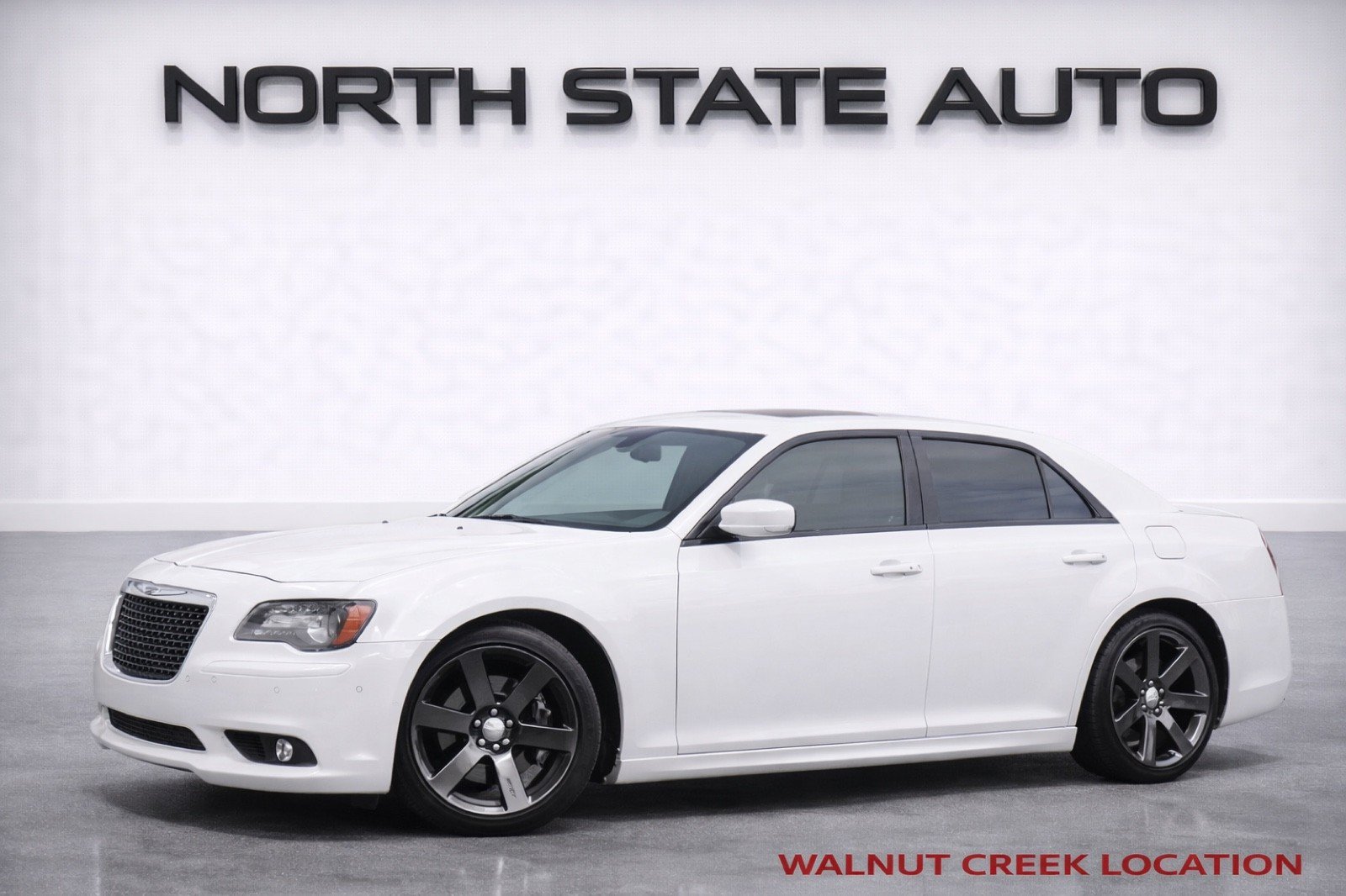 Used 2014 Chrysler 300 SRT8 w/ Leather Interior Group RWD image 1