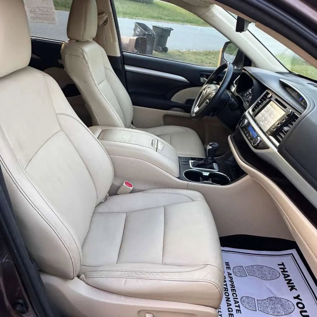 Used 2017 Toyota Highlander XLE FWD image 16