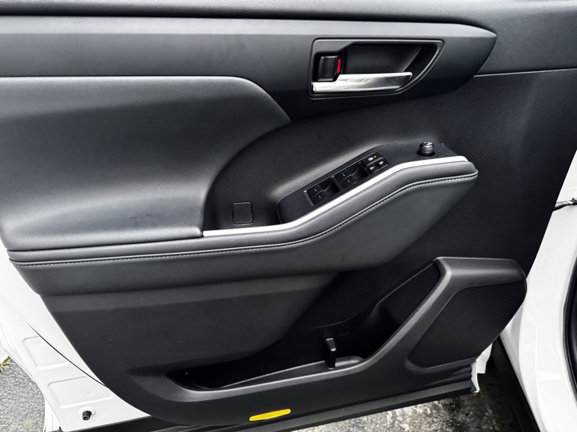 Used 2022 Toyota Highlander XLE image 16