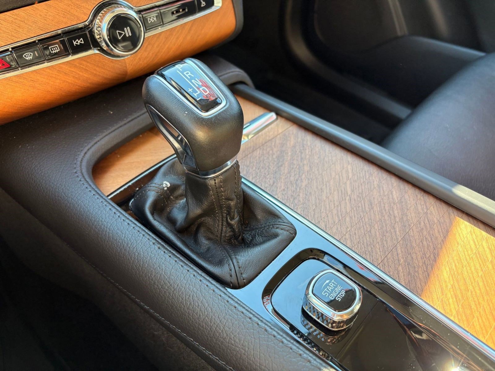 Certified 2022 Volvo XC90 T6 Momentum w/ Advanced Package image 17