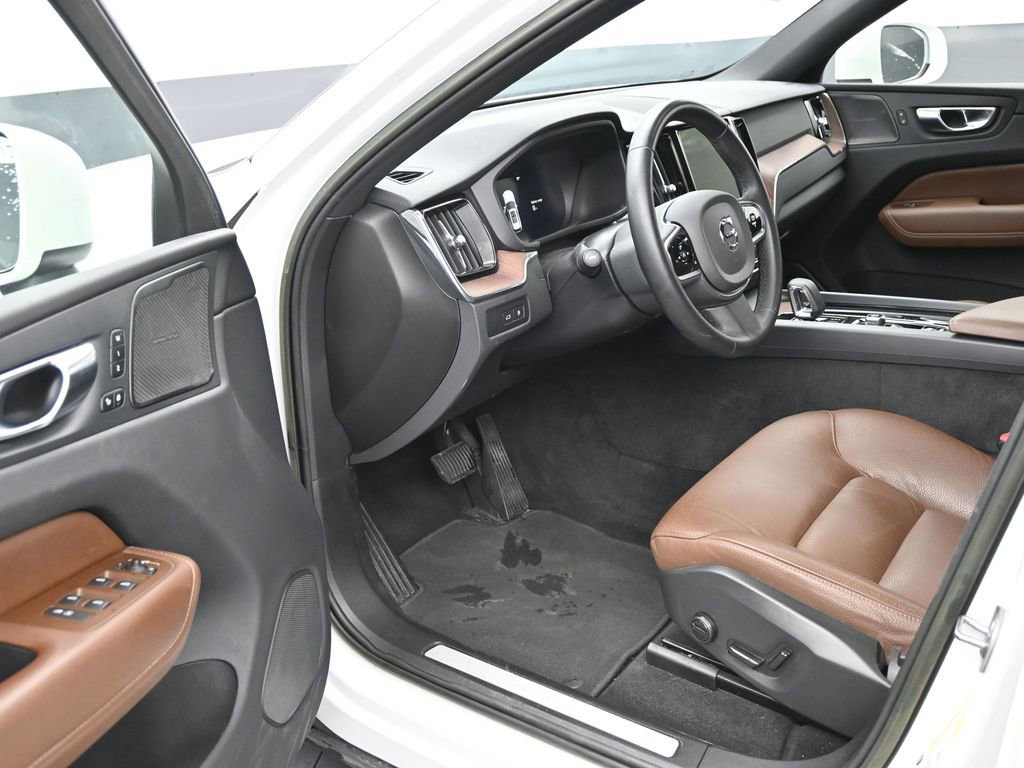 Used 2023 Volvo XC60 T8 Plus image 10