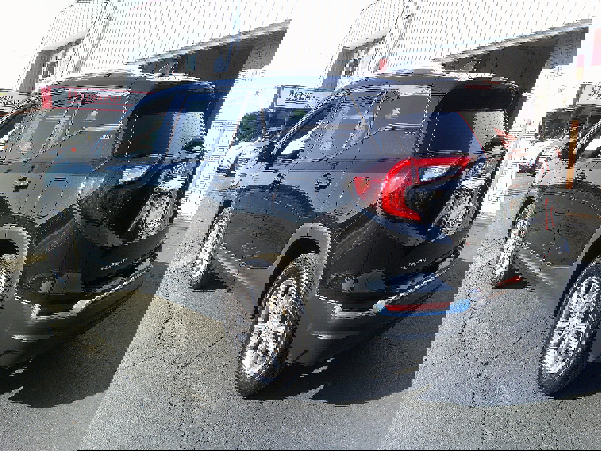 Used 2024 GMC Terrain SLT image 3