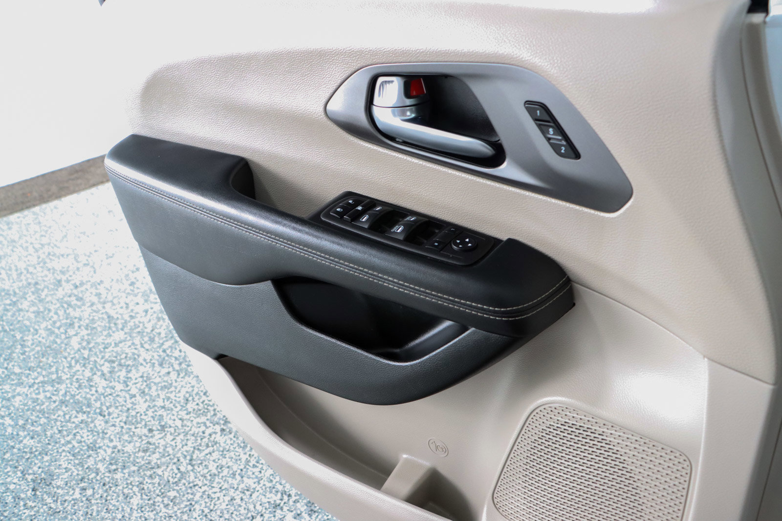 Used 2023 Chrysler Pacifica Touring-L FWD image 21