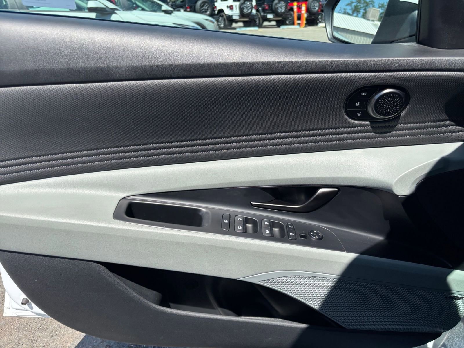 Used 2025 Hyundai Elantra Limited FWD image 18