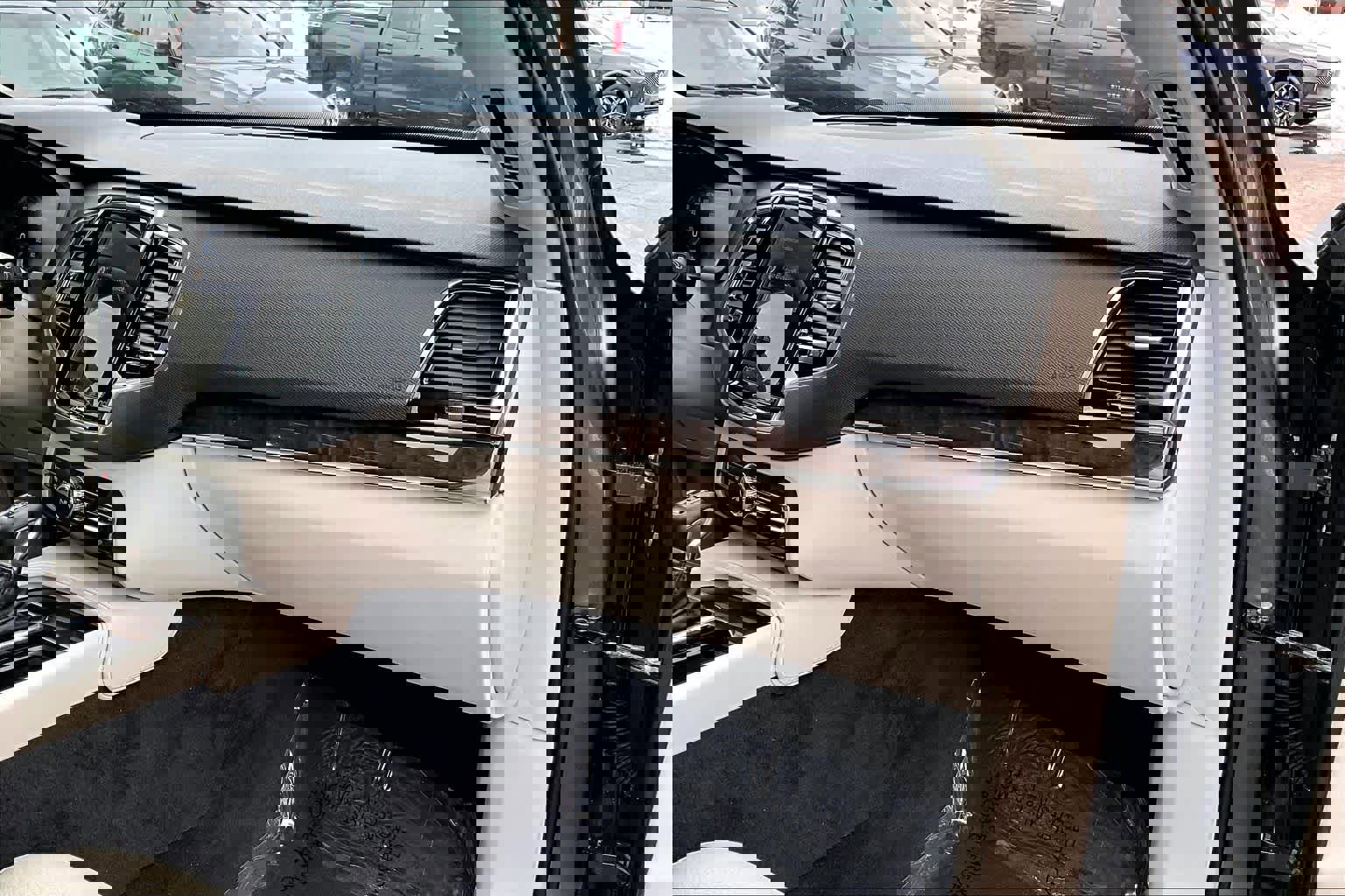 Used 2017 Volvo XC90 T6 Momentum w/ Vision Package image 18