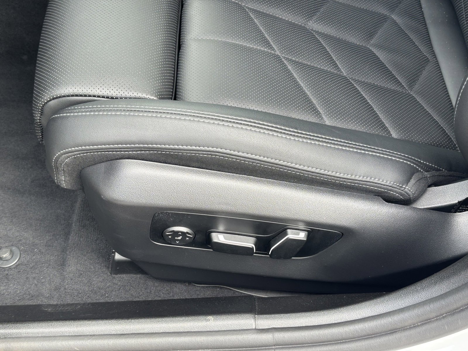 Used 2025 BMW 530i xDrive image 18