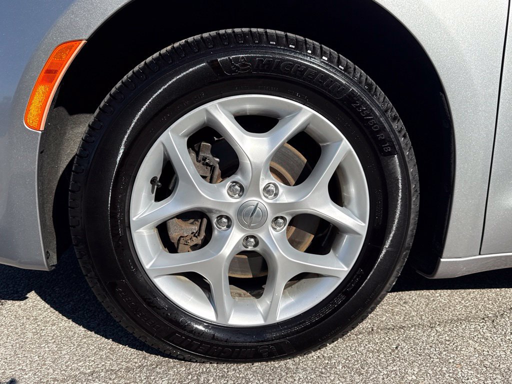 Used 2017 Chrysler Pacifica Touring-L w/ Tire & Wheel Group FWD image 39