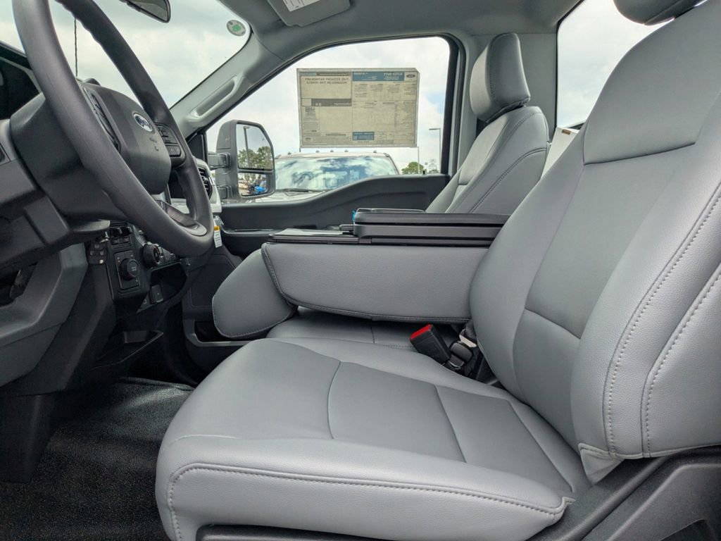 New 2025 Ford F550 4x4 Regular Cab Super Duty image 17