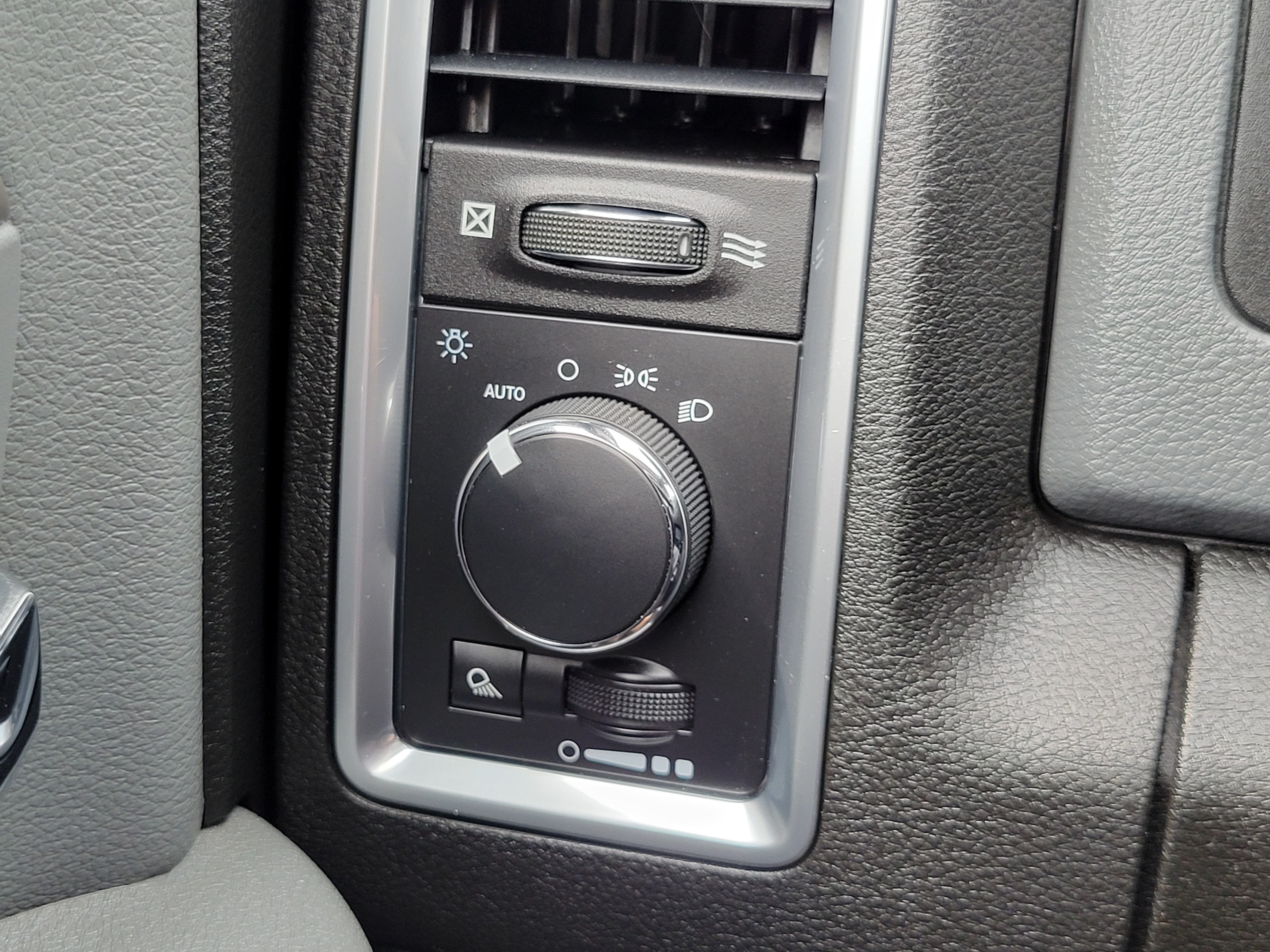 Used 2019 RAM 1500 Classic SLT w/ Luxury Group AWD/4WD image 12