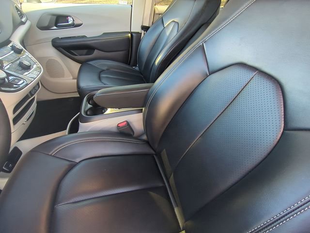 Used 2023 Chrysler Pacifica Touring-L image 29