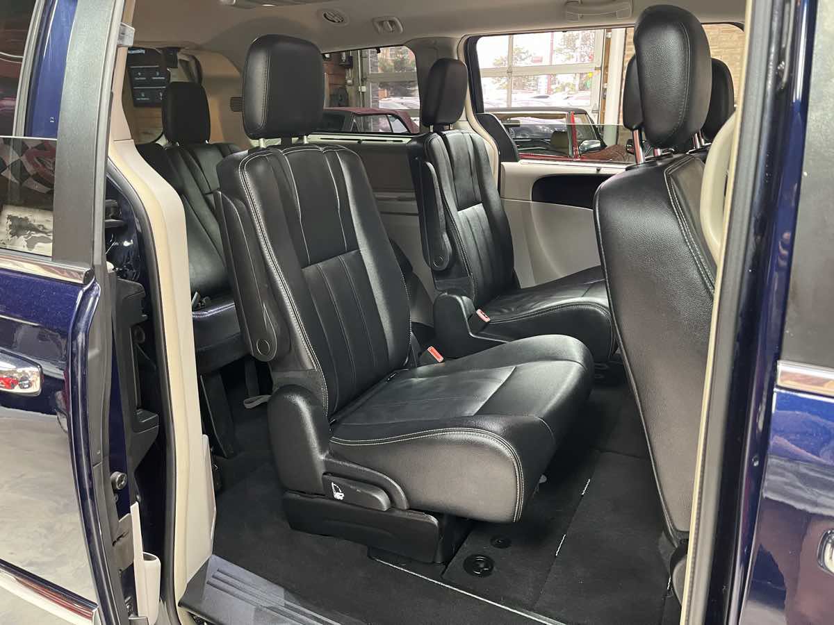 Used 2016 Chrysler Town & Country Touring w/ Driver Convenience Group FWD image 25