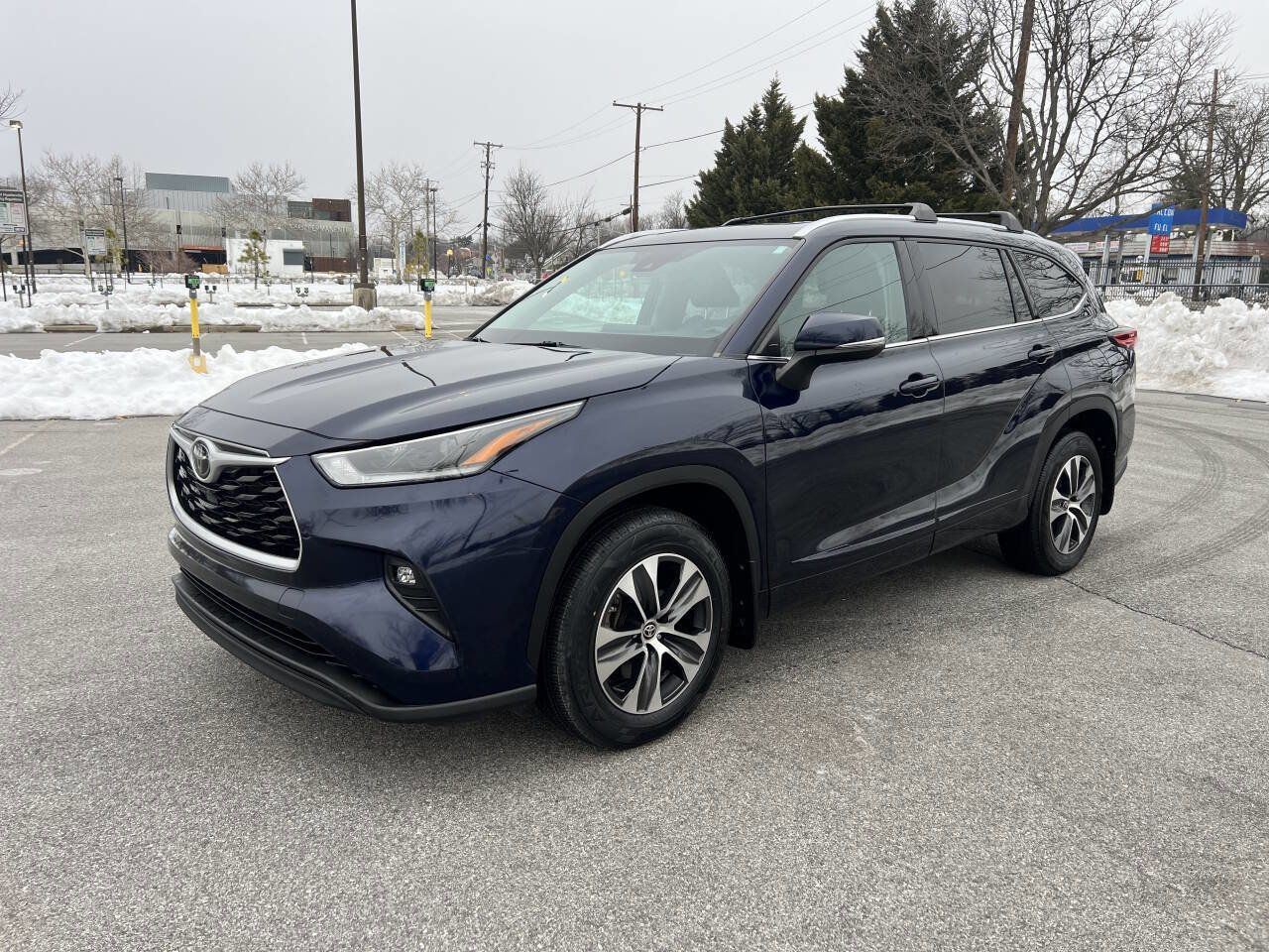 Used 2021 Toyota Highlander XLE image 2