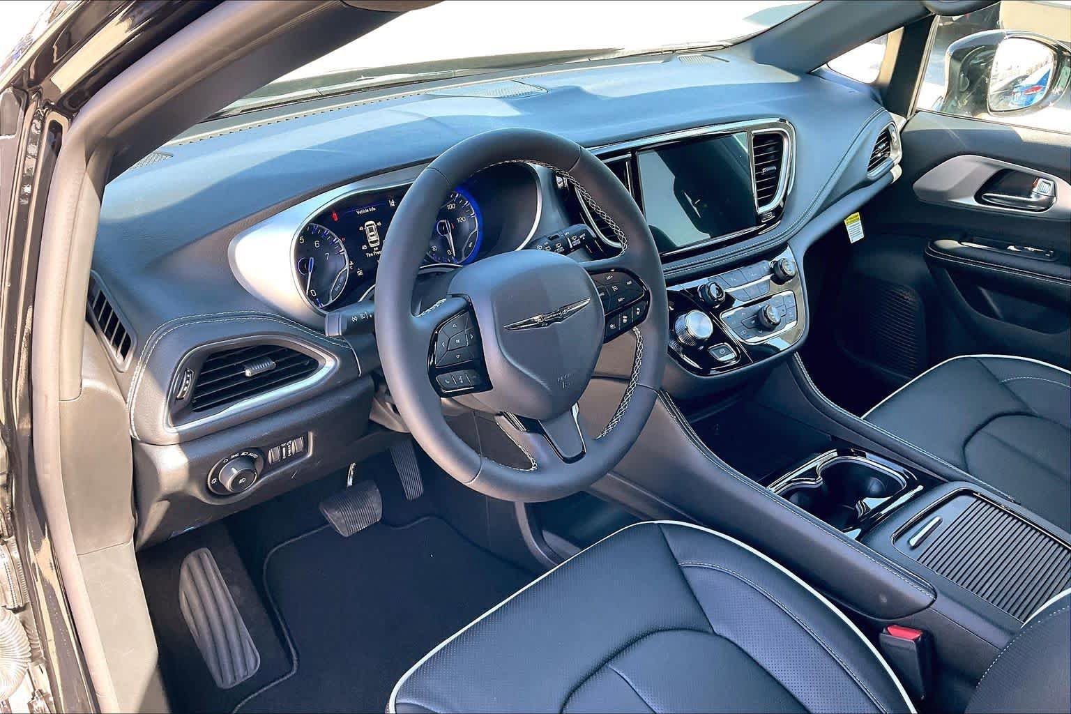 New 2026 Chrysler Pacifica Limited image 8