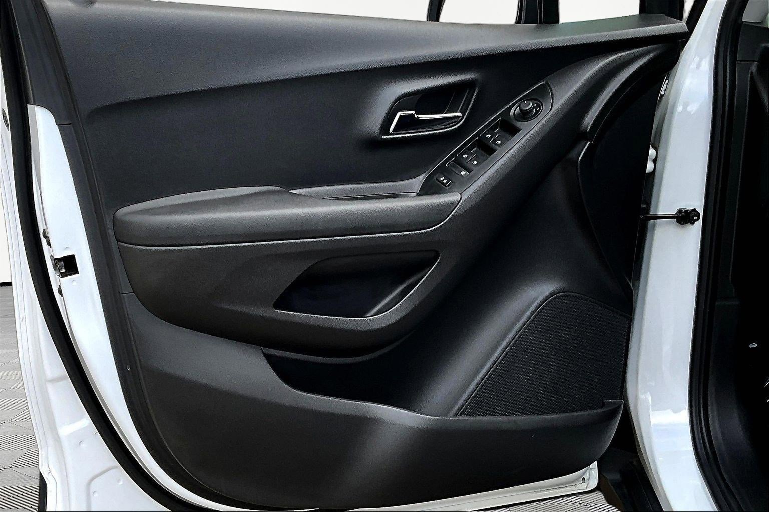 Used 2020 Chevrolet Trax LS FWD image 17