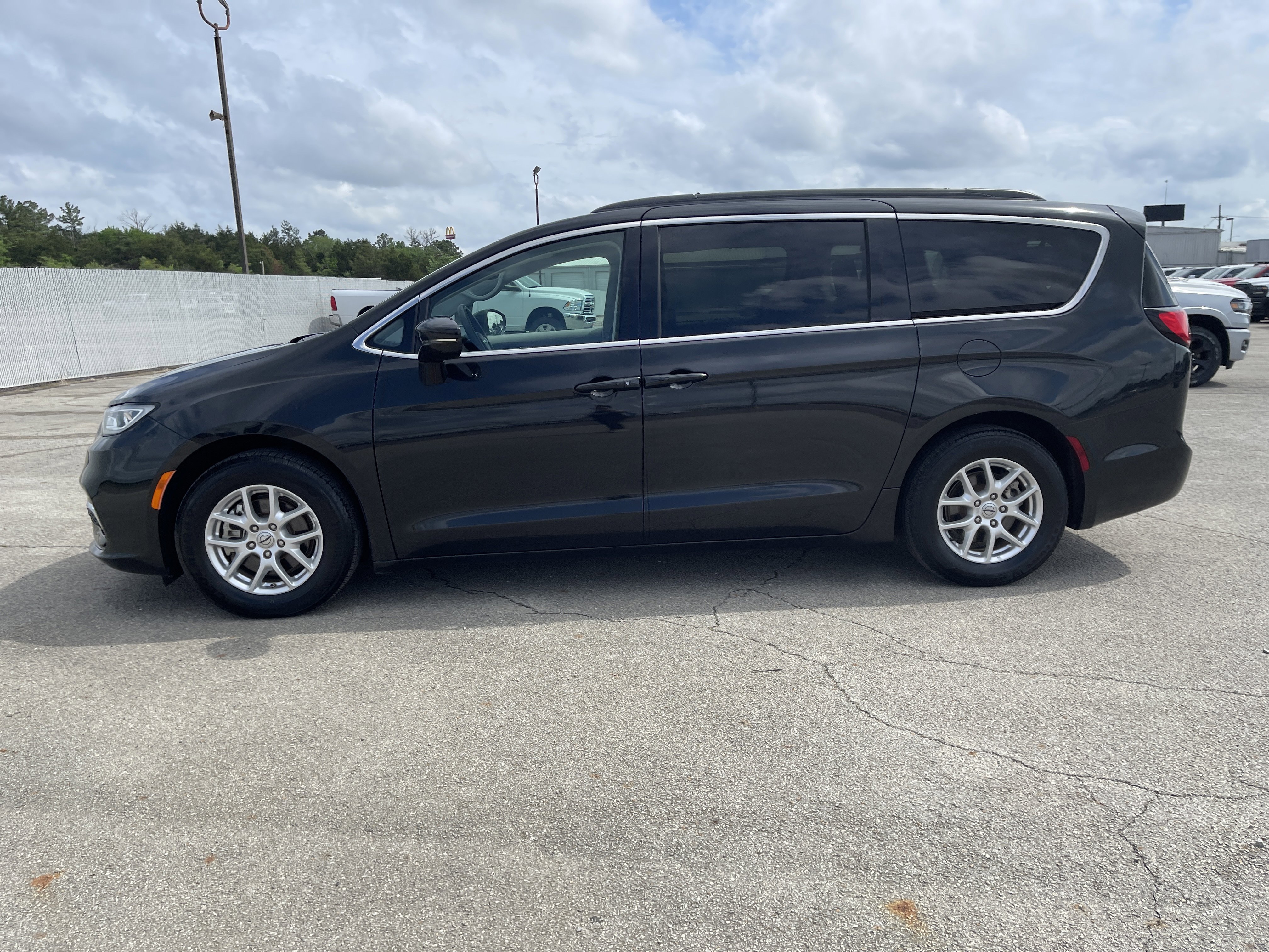 Used 2022 Chrysler Pacifica Touring-L image 7