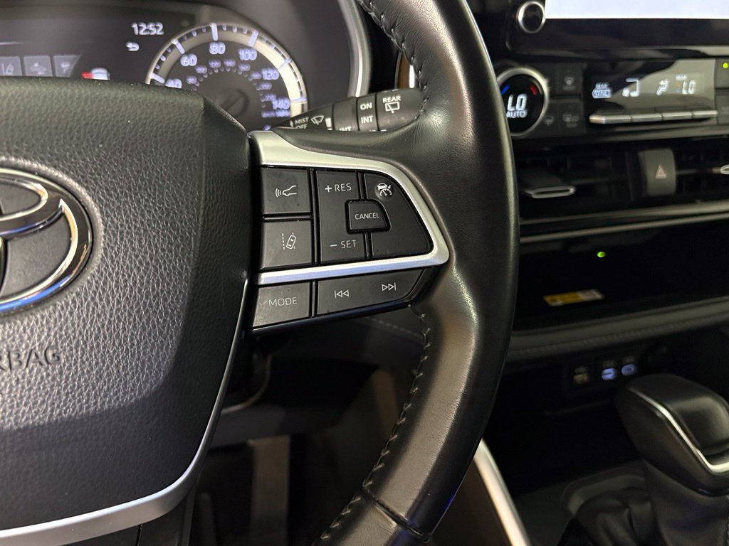 Used 2024 Toyota Highlander XLE FWD image 22