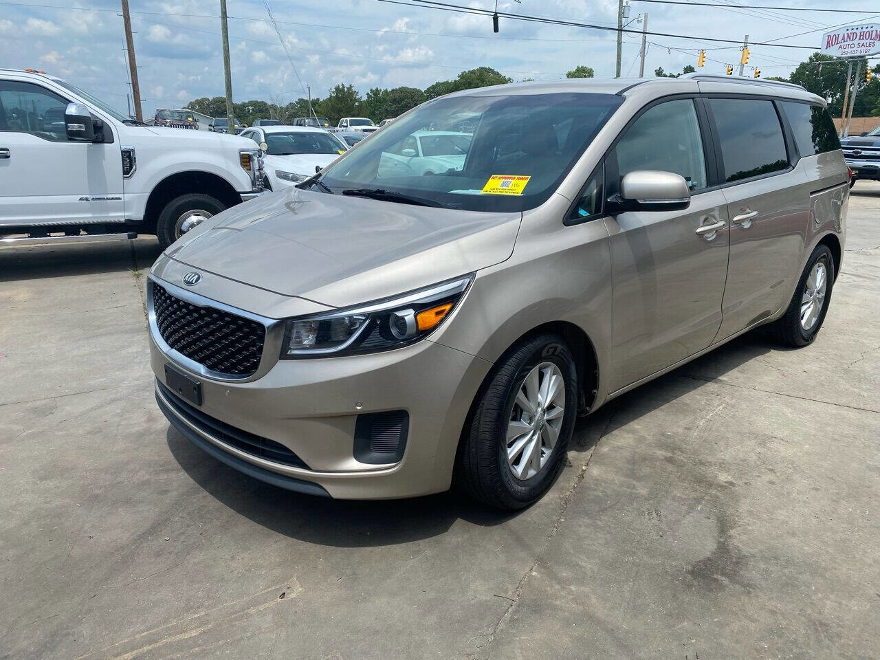 Used 2017 Kia Sedona LX w/ LX Essentials Premium Package FWD image 2