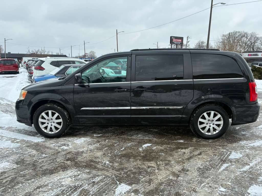 Used 2014 Chrysler Town & Country Touring image 5