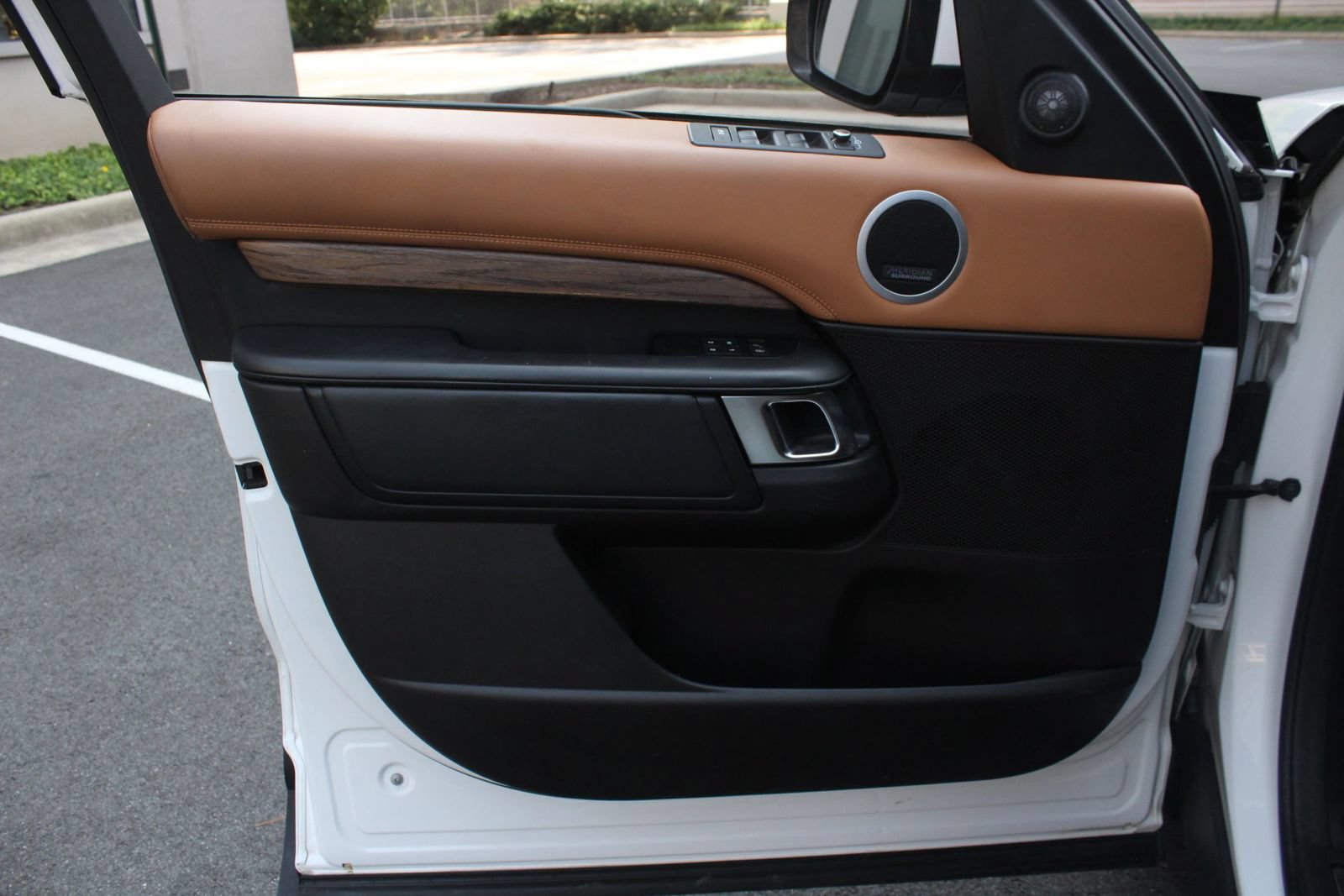 Used 2017 Land Rover Discovery HSE Luxury AWD/4WD image 16