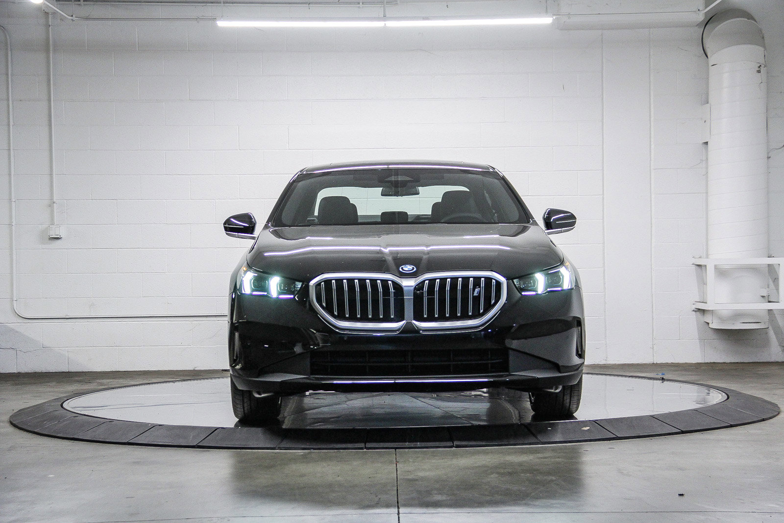 New 2026 BMW i5 eDrive40 w/ Convenience Package image 2